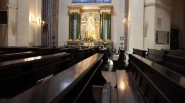  Katolik kilisesinin iç kısmında uzun ahşap banklar