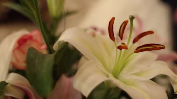 教堂里美丽的花朵在仪式上装饰 — 图库视频影像