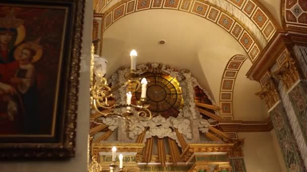Katolik Kilisesinin Tarafındaki Duvardaki Mum Lambası — Stok video