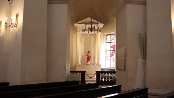 Άγαλμα Του Ιησού Στην Καθολική Εκκλησία Όμορφο Εσωτερικό — Αρχείο Βίντεο