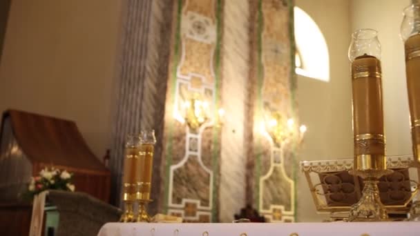 Katolik Kilisesindeki Papazın Masasında Büyük Güzel Mumlar — Stok video