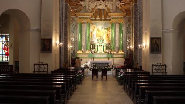 Piękne Wnętrze Kościoła Katolickiego Drewnianymi Ławkami — Wideo stockowe