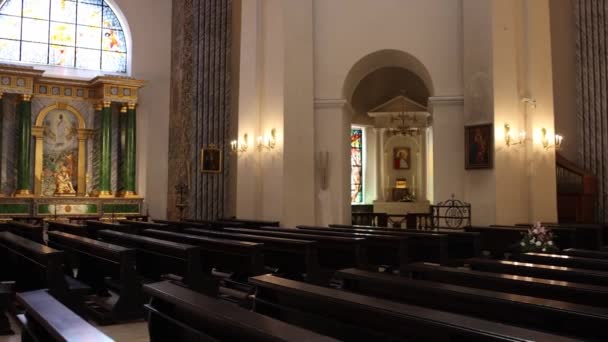 Long Wooden Benches Catholic Church Interior — Vídeo de Stock