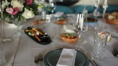 Restorandaki şenlik masasında dekor ve atıştırmalıklar.