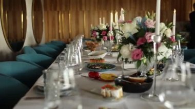 Restorandaki şenlik masasında yiyecek ve içecekler.