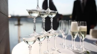 Bir restoranda bir şarap kadehi piramidi.