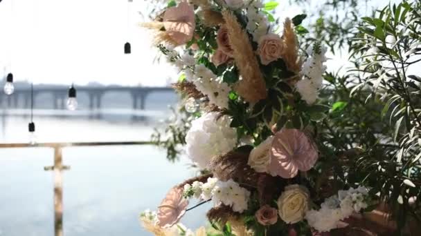 Bröllop Båge För Ceremoni Med Blommor Närbild — Stockvideo