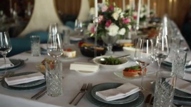  Tatilde restoranda yemek ve içecekler masada.