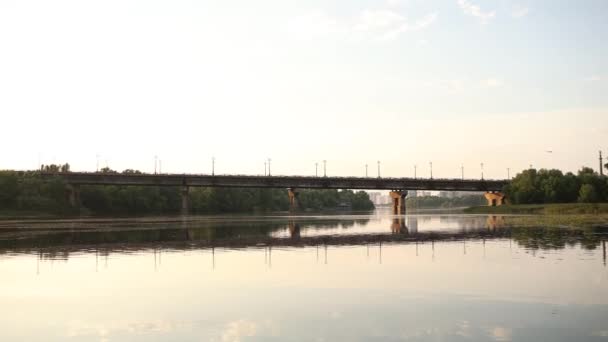 城市里有一座有公园的桥的河边景观 — 图库视频影像