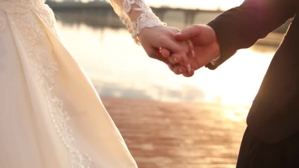Невеста Жених Держатся Руки Закате Вечером — стоковое видео