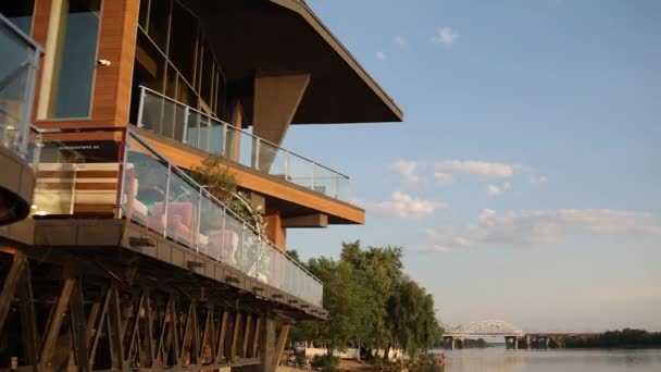 夏天阳光明媚的日子 在河边的餐馆平台上 — 图库视频影像