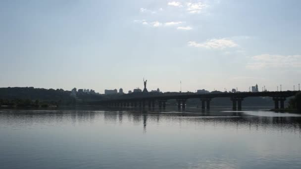 城市里有一座有公园的桥的河边景观 — 图库视频影像