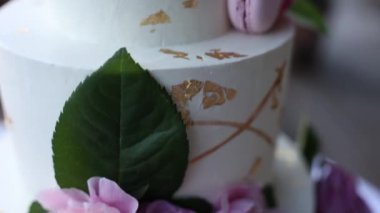 Üç katlı bir düğün pastası. Dekoru çok güzel.