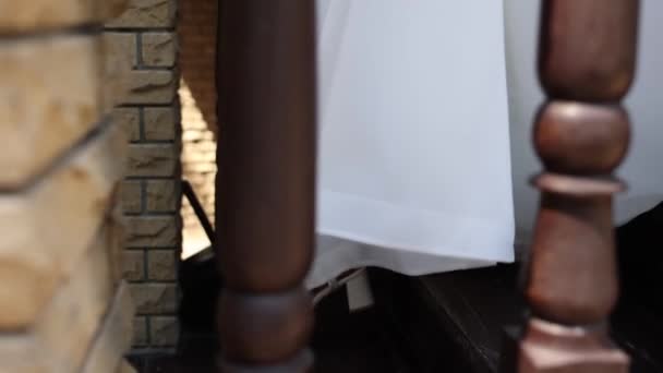 Gelinlik Giymiş Gelin Ahşap Merdivenlerden Iniyor — Stok video