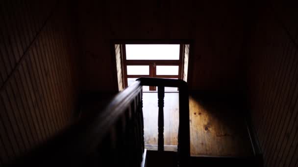 Темная Деревянная Лестница Отеле Оконным Коридором — стоковое видео