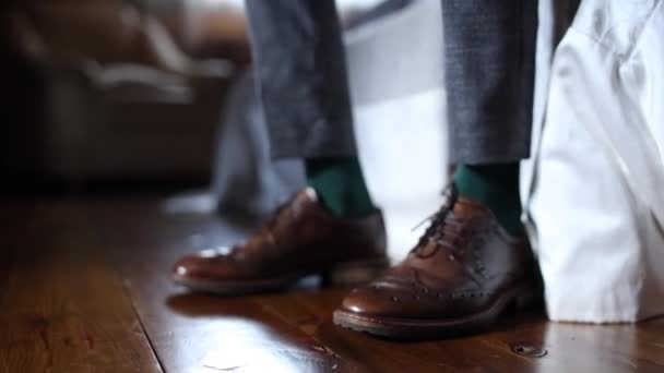 Άντρας Δερμάτινα Παπούτσια Περπατάει Στο Δωμάτιο — Αρχείο Βίντεο