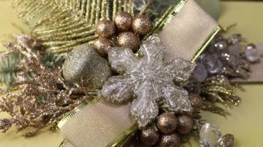 Hediyeli bir kutuda yılbaşı dekoru. Yılbaşı bayramının arka planında koniler ve bir Noel ağacının dalları.