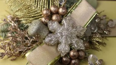 Hediyeli bir kutuda yılbaşı dekoru. Yılbaşı bayramının arka planında koniler ve bir Noel ağacının dalları.