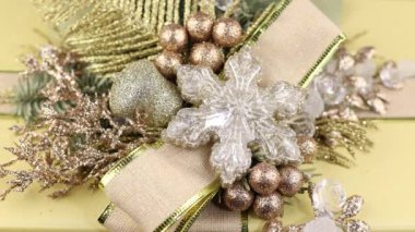 Hediyeli bir kutuda yılbaşı dekoru. Yılbaşı bayramının arka planında koniler ve bir Noel ağacının dalları.