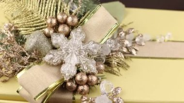 Hediyeli bir kutuda yılbaşı dekoru. Yılbaşı bayramının arka planında koniler ve bir Noel ağacının dalları.