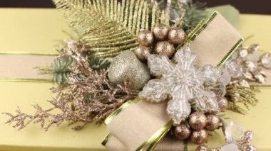 Hediyeli bir kutuda yılbaşı dekoru. Yılbaşı bayramının arka planında koniler ve bir Noel ağacının dalları.