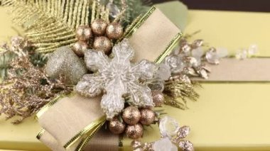 Hediyeli bir kutuda yılbaşı dekoru. Yılbaşı bayramının arka planında koniler ve bir Noel ağacının dalları.