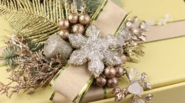 Hediyeli bir kutuda yılbaşı dekoru. Yılbaşı bayramının arka planında koniler ve bir Noel ağacının dalları.