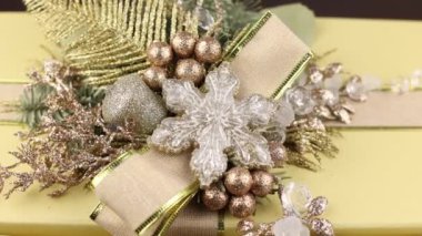 Hediyeli bir kutuda yılbaşı dekoru. Yılbaşı bayramının arka planında koniler ve bir Noel ağacının dalları.