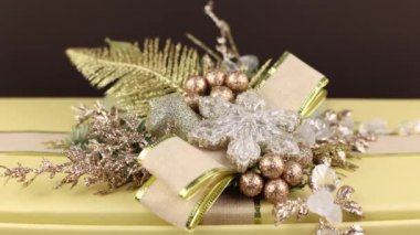 Hediyeli bir kutuda yılbaşı dekoru. Yılbaşı bayramının arka planında koniler ve bir Noel ağacının dalları.