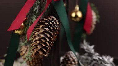 Kurdeleli ve çam kozalaklı Noel dekoru. Geçmiş yılbaşı hediyeleri.