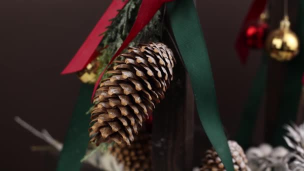 Рождественский Декор Лентой Сосновый Конус Рождественские Подарки — стоковое видео
