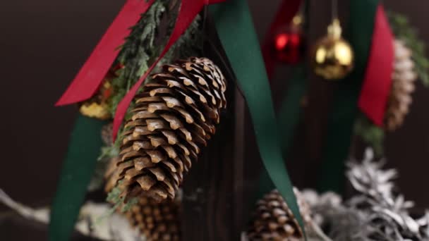 Kerstversiering Met Lint Dennenappel Kerstmis Achtergrond Kerstcadeaus — Stockvideo