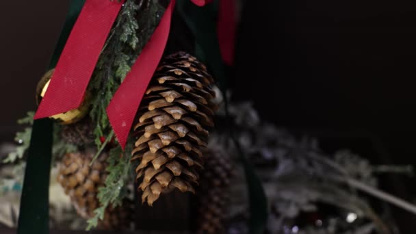 Vánoční Výzdoba Stuhou Borovice Kužel Vánoční Pozadí Vánoční Dárky — Stock video