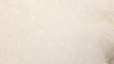 çay kaşığında beyaz kristal şeker, yakın çekim makrosu.