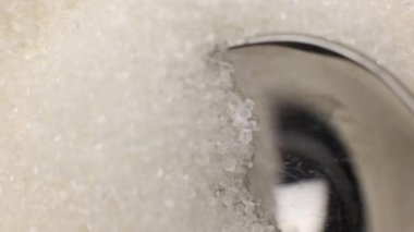 çay kaşığında beyaz kristal şeker, yakın çekim makrosu.