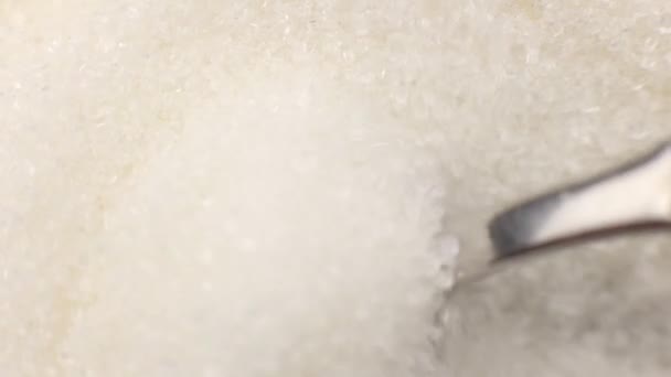 Λευκή Κρυσταλλική Ζάχαρη Ένα Κουταλάκι Του Γλυκού Close Μακροεντολή — Αρχείο Βίντεο