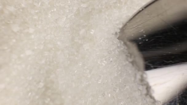 Çay Kaşığında Beyaz Kristal Şeker Yakın Çekim Makrosu — Stok video