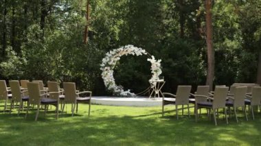 Çiçeklerin yuvarlak düğün kemeri parktaki tören için.