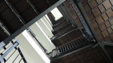 İçerideki çok katlı bir binada yüksek merdiven.