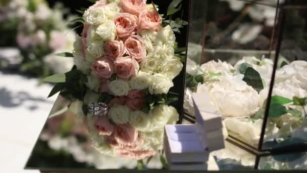 Esküvői Arany Gyűrűk Egy Tükörasztalon Egy Esküvői Ceremónián — Stock videók