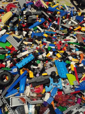 Odada yerde büyük bir çocuk oyunu yığını var.