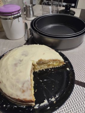 Masada beyaz kremalı ev yapımı bir pasta.