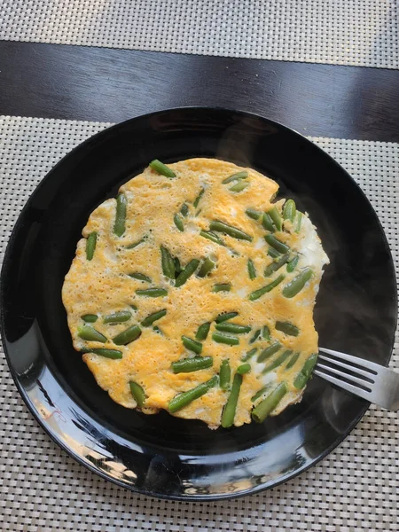 Omeleta Zelenými Fazolemi Stole — Stock fotografie