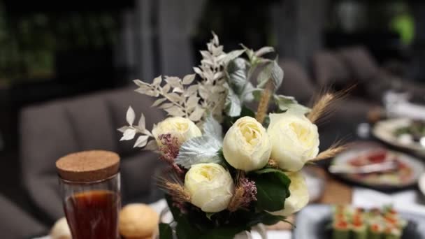Διακόσμηση Από Ένα Μπουκέτο Λουλούδια Ένα Τραπέζι Εστιατόριο — Αρχείο Βίντεο