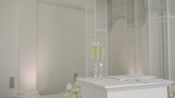 Champagne Glazen Huwelijksceremonie Tafel — Stockvideo