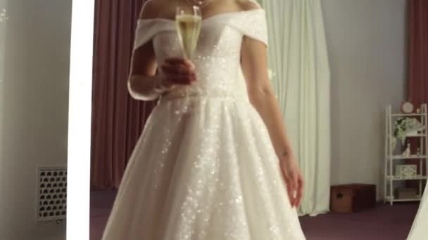 Bruid Een Trouwjurk Met Een Glas Champagne — Stockvideo