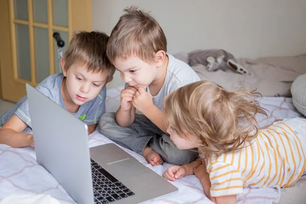 Kleine kinderen die thuis videochatten via laptop lifestyle — Stockfoto