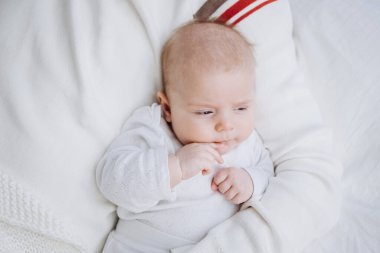 Babası küçük bebeğiyle birlikte yatakta yatıyordu. Aile evde bir arada. Bekar baba. Ebeveyn izni