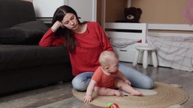 Yorgun anne, küçük körfeziyle bir vagonda yatıyor. 
