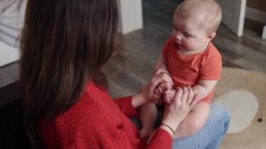 Genç ve neşeli bir kadın yeni doğan koyuyla oynuyor. Anne bebeğiyle vakit geçiriyor. Annelik 